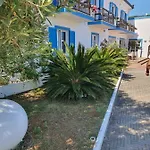 לינה וארוחת בוקר Acquaviva Park 3*